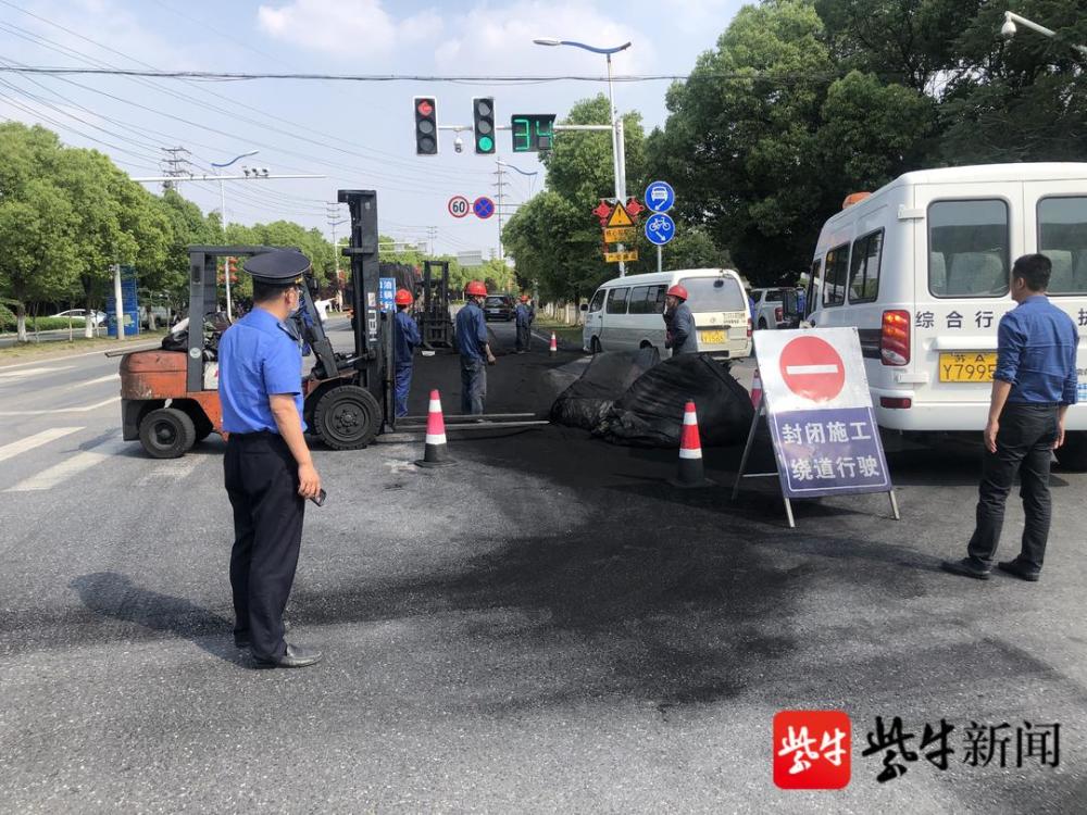 貨車裝運(yùn)不牢大量活性炭污染道路，執(zhí)法部門及時(shí)處置清理