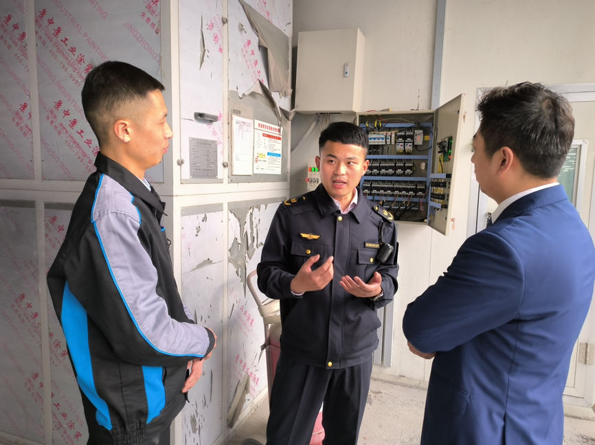 濮陽經開區(qū)開展涉VOCs企業(yè)，監(jiān)督活性炭設施日常管理幫扶指導工作